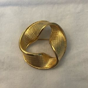 Napier Vintage Ribbon Circle Twisted Brooch Pin Swirl Textured Goldstone